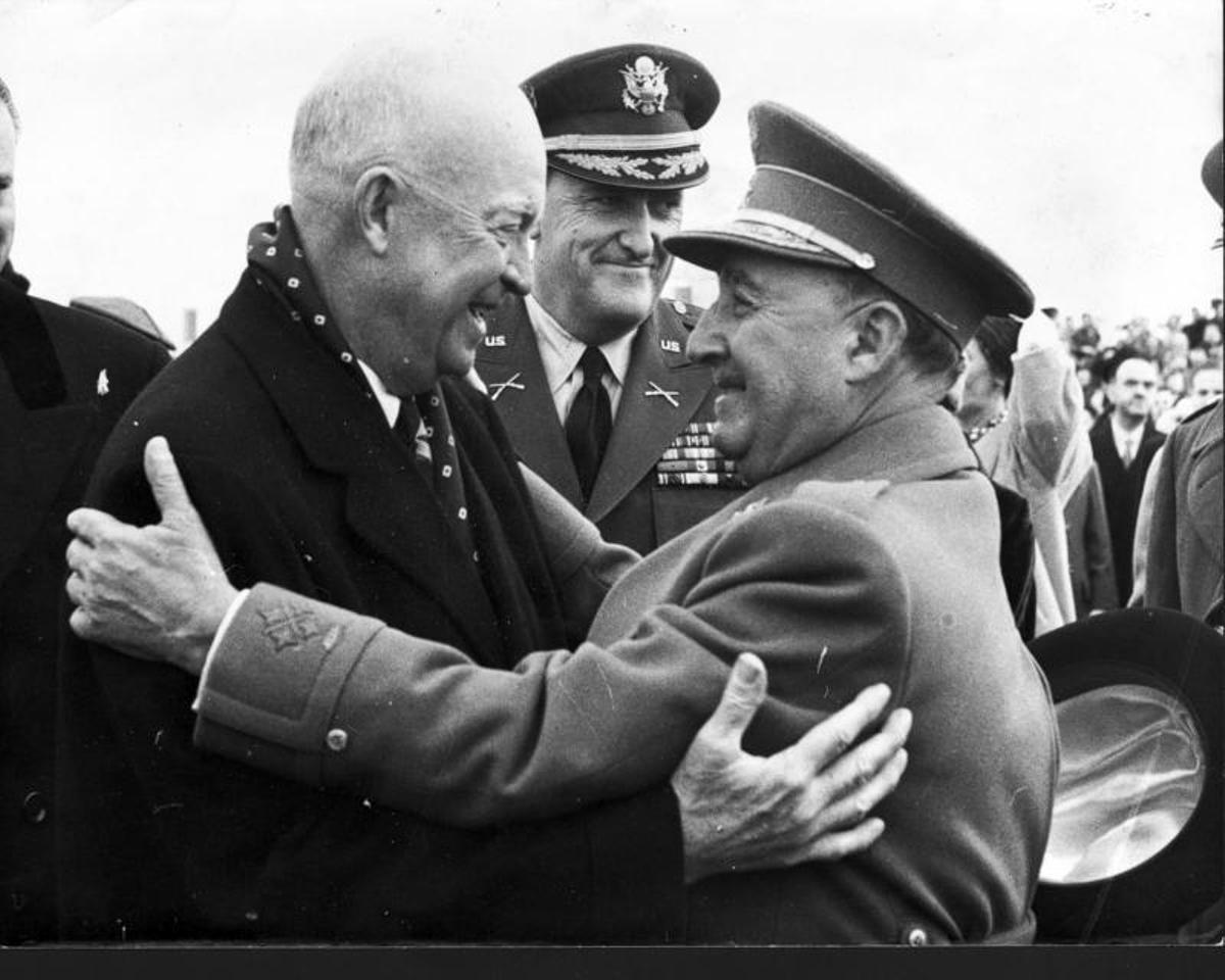 Principal imagen oficial que difundió el régimen franquista de la visita del general y presidente norteamericano Dwight D. Eisenhower en 1959.JPG