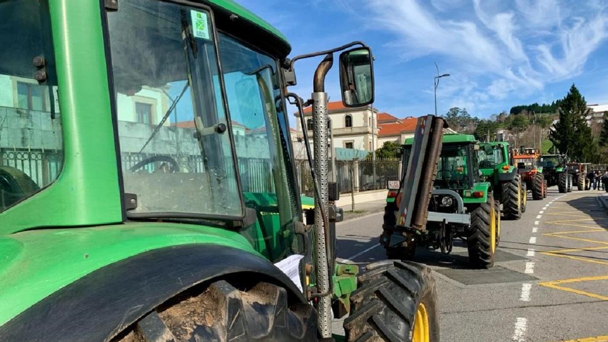 Protestas de los agricultores: los primeros tractores llegan a la sede de la Xunta