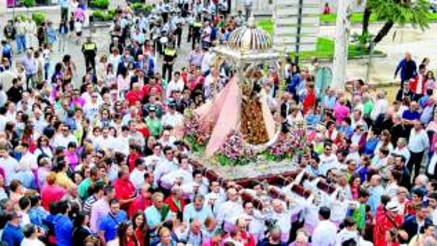 Multitudinaria procesión de subida de  la Virgen de Araceli al real santuario serrano