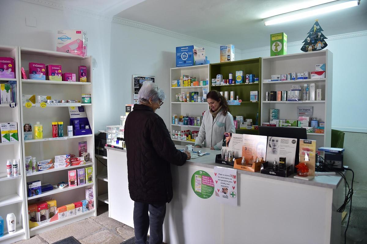 Carmen Urbano, farmacéutica, en el botiquín de Villar de Plasencia.