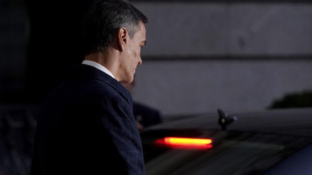 Pedro Sánchez, presidente del Gobierno, sale del Congreso de los Diputados.