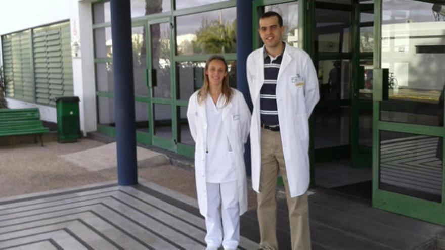 La doctora Danila Guagnozzi, especialista en Aparato Digestivo, y el endocrino Eduardo García, en el hospital.  | lp / dlp