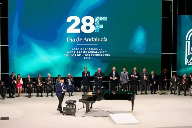 Pablo López interpreta el Himno de Andalucía en la gala del 28F