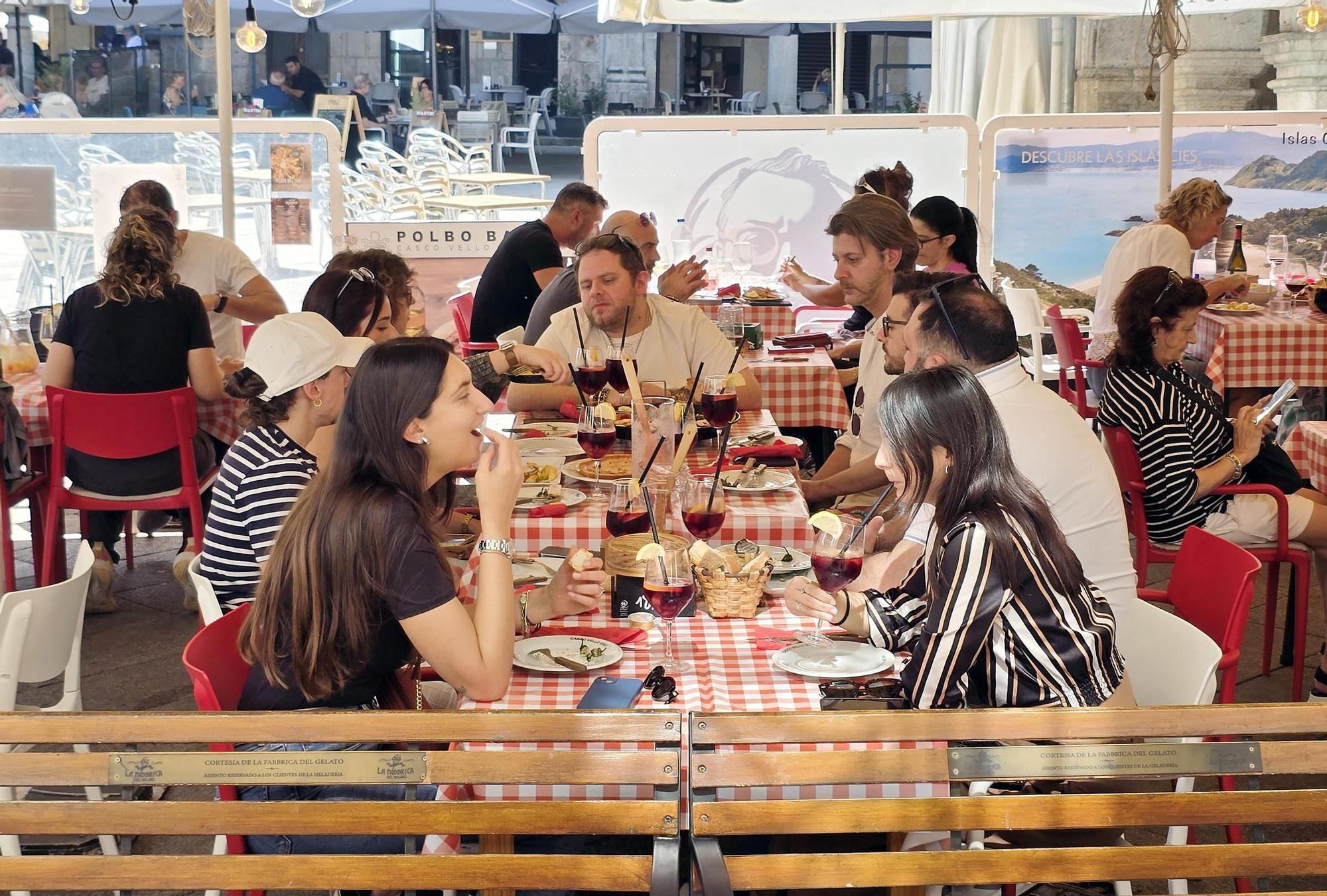 Visitantes y cruceristas del Island Sky y Costa Favolosa animaron un Vigo soleado