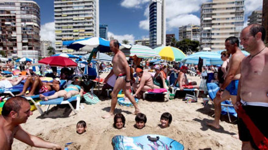 Las playas de Benidorm acogen cada día a miles de turistas y vecinos.