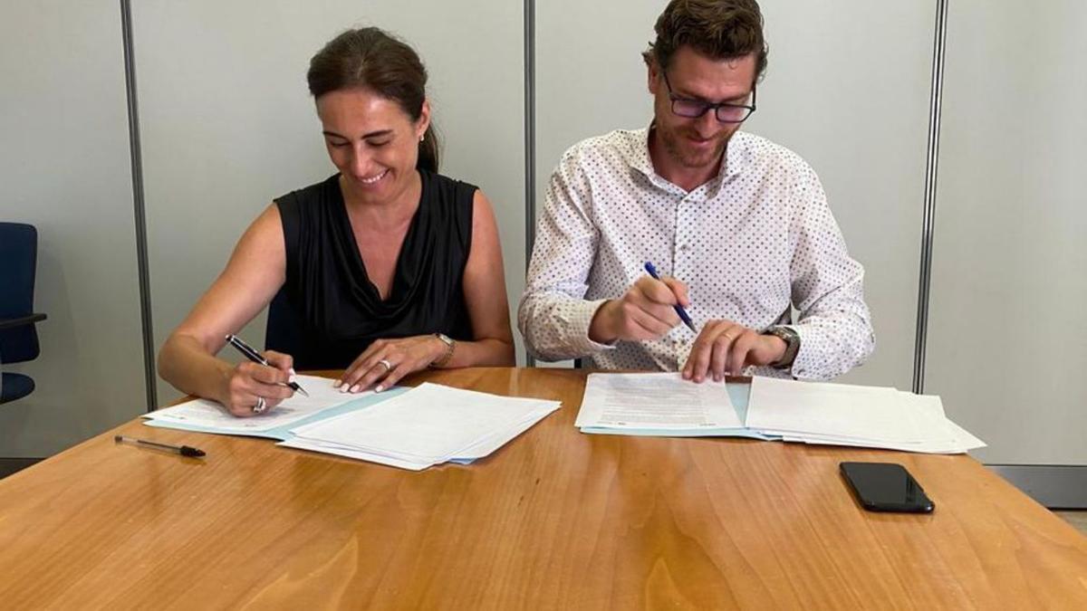 Los portavoces de Vox y PP, Idoia Ribas y Sebastià Sagreras, firmando el acuerdo de gobernabilidad.