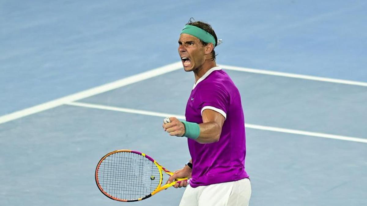 Rafa Nadal celebra con rabia uno de los puntos ganados en una final eterna contra Medvedev