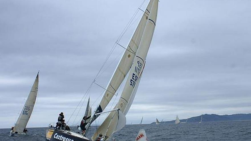 El Castrosúa monta una baliza durante la regata de ayer.