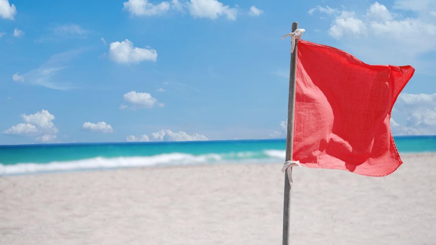 La Guardia Civil explica el significado de la bandera roja en la playa: no es solo por riesgo de marejada