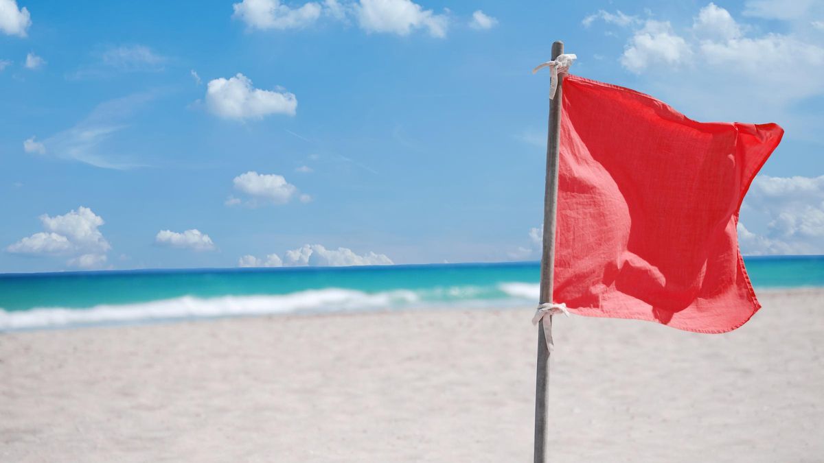 La Guardia Civil explica el significado de la bandera roja en la playa: no es solo por riesgo de marejada