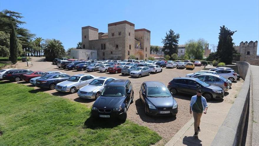 El aparcamiento restringido de la alcazaba de Badajoz se abre a más personal