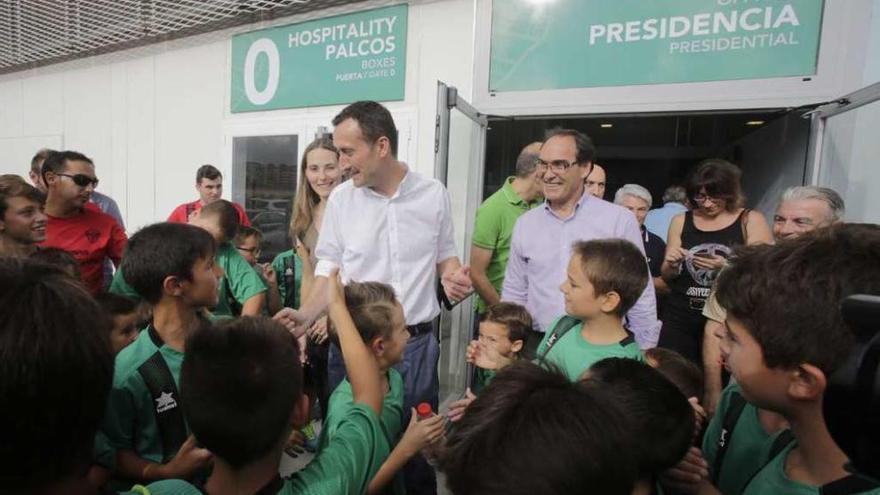 El alcalde de Elche, Carlos González, a la salida del estadio junto a unos niños.