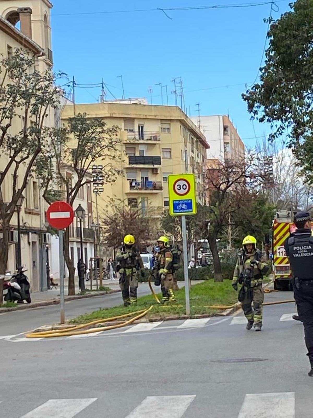 Los bomberos ya trabajan en la zona