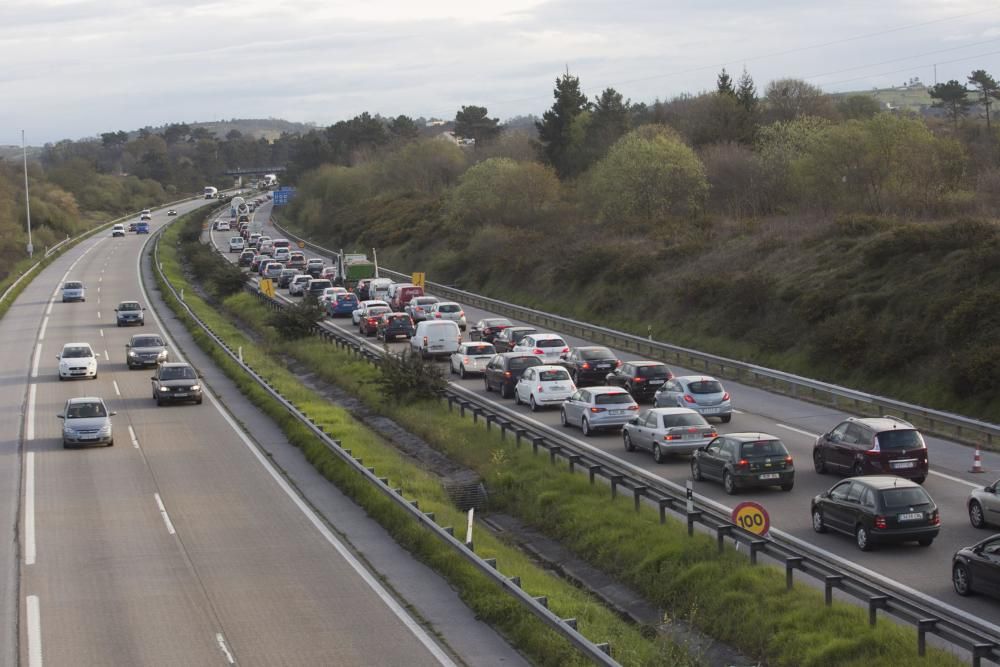 Retenciones kilométricas por las obras en un carril de la "Y"