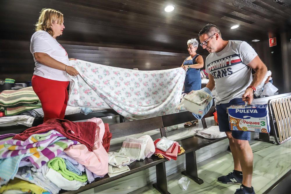 En el centro cívico de Molins se almacenan las donaciones de alimentos, ropa y otros enseres para los damnificados por la gota fría.