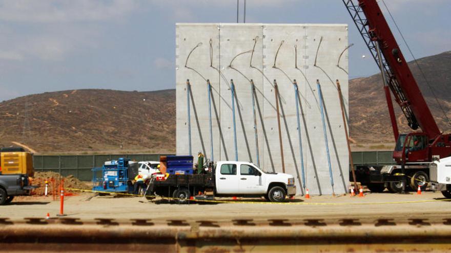 Trabajadores montan en San Diego módulos para el muro.