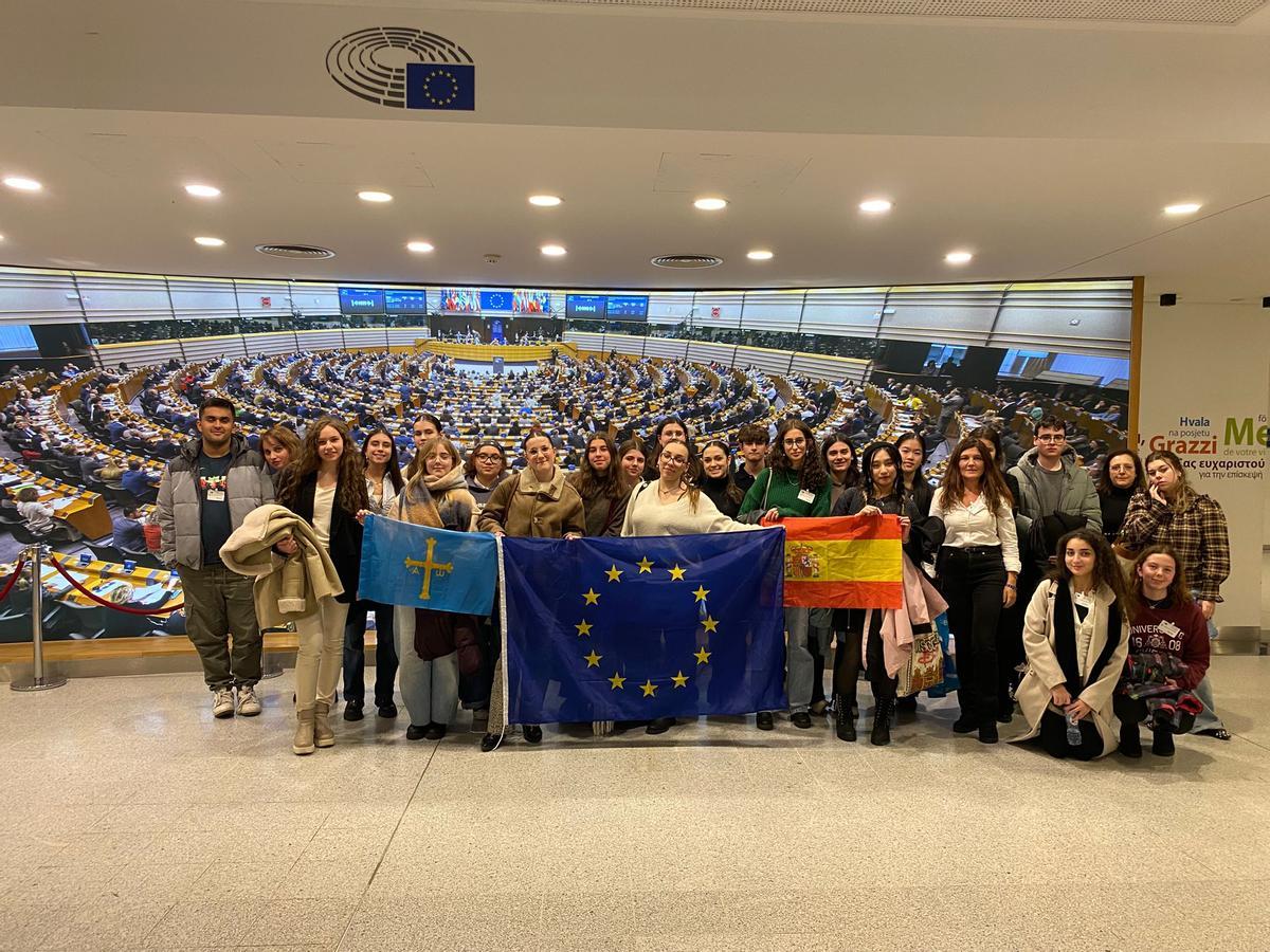 Los jóvenes, en el interior del Parlamento Europeo.