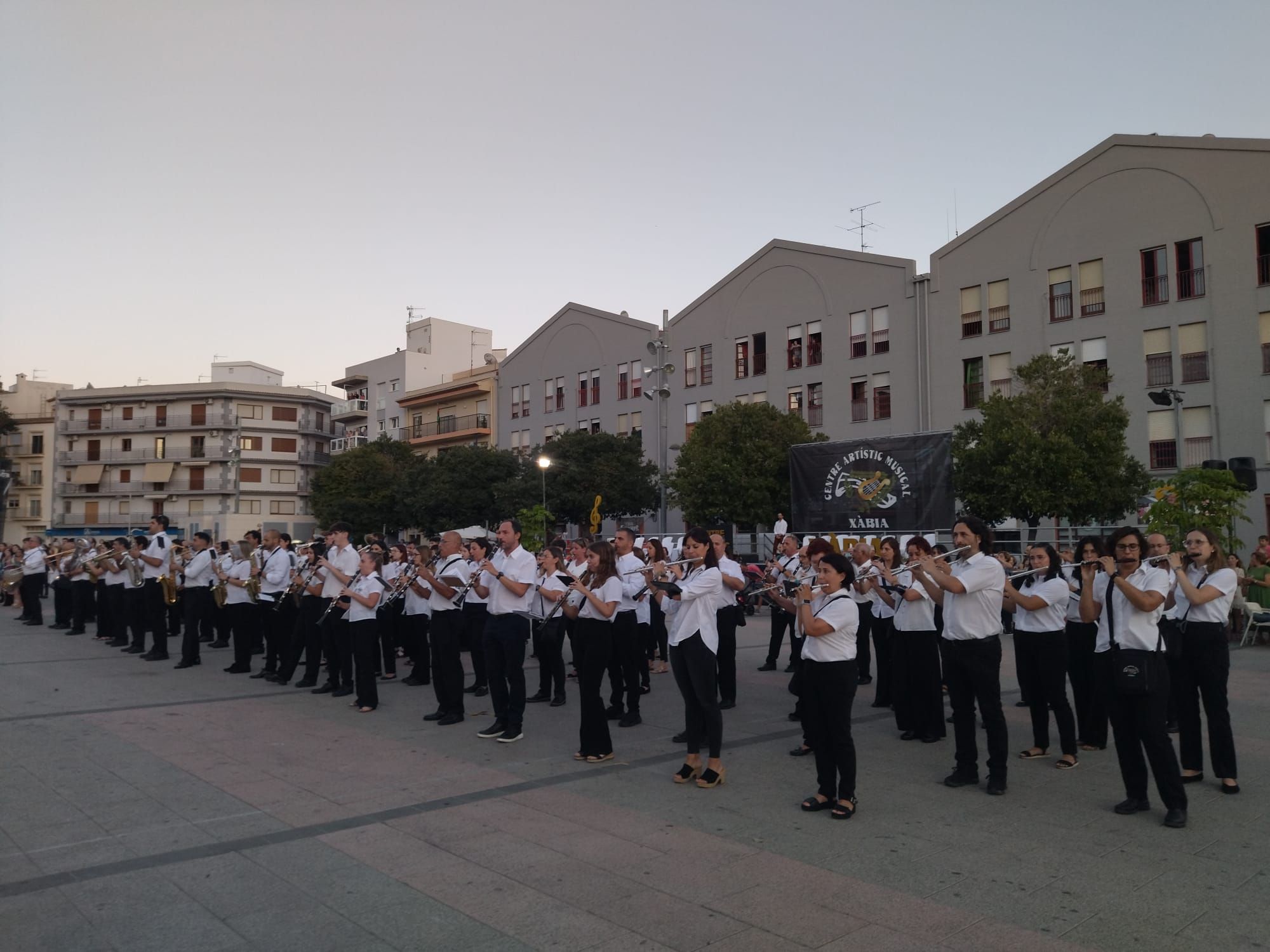 Xàbia, capital de la música: más de 800 músicos de toda la comarca llenan de vida las calles (imágenes)