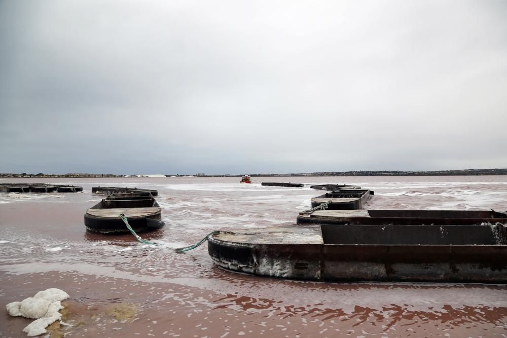 Las barcazas de transporte de sal en Torrevieja han terminado arrastradas a la orilla por el viento