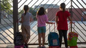 Niñas en la puerta de un colegio de Parets del Vallès