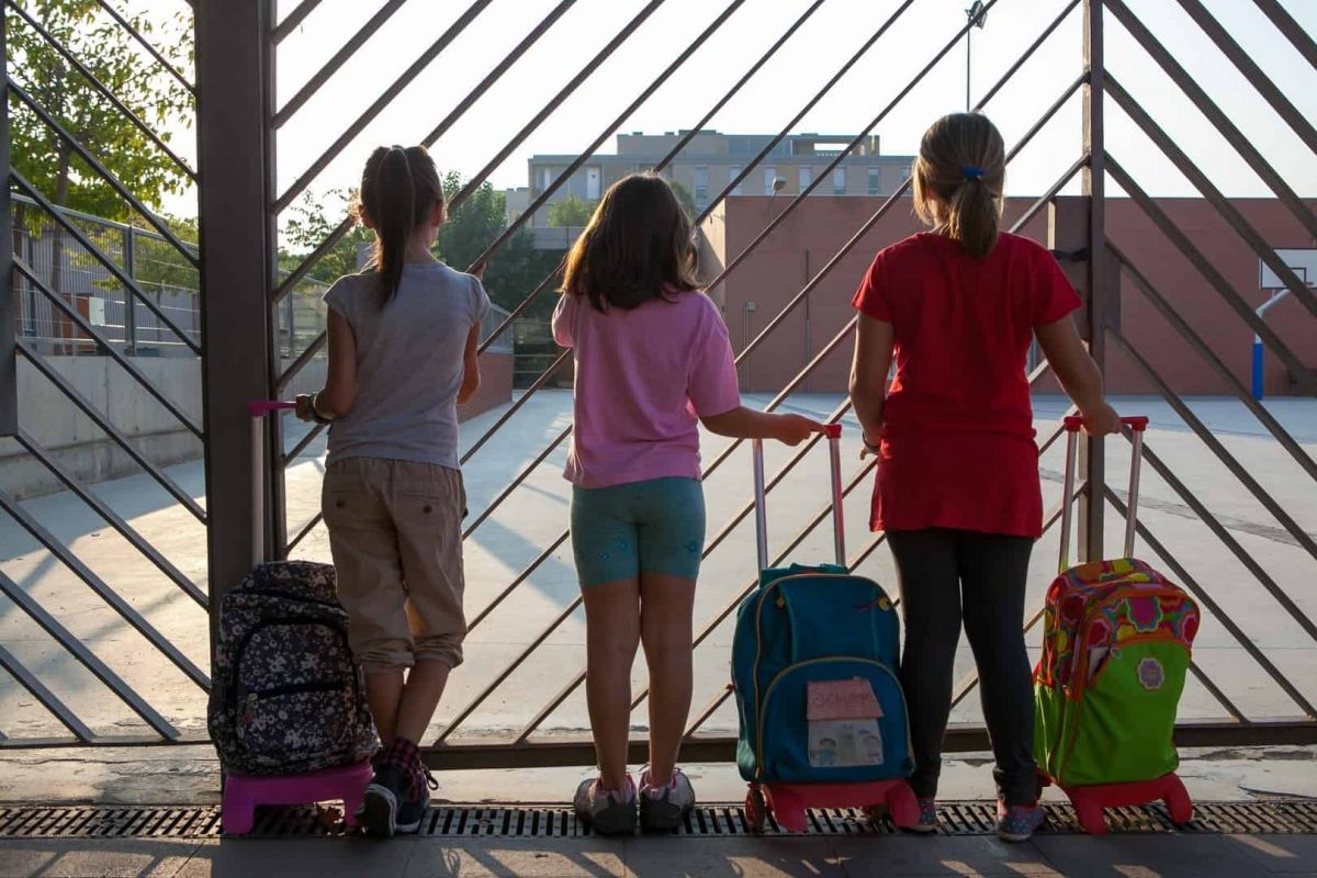 Niñas en la puerta del colegio