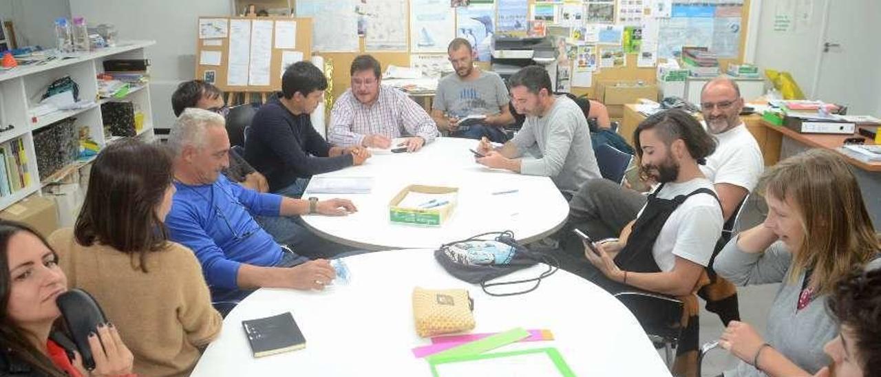 Reunión del Team Translation celebrada el pasado miércoles en A Illa. // Noé Parga