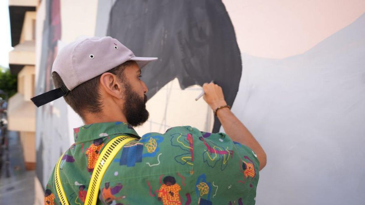 El artista trabajando esta semana en el mural.