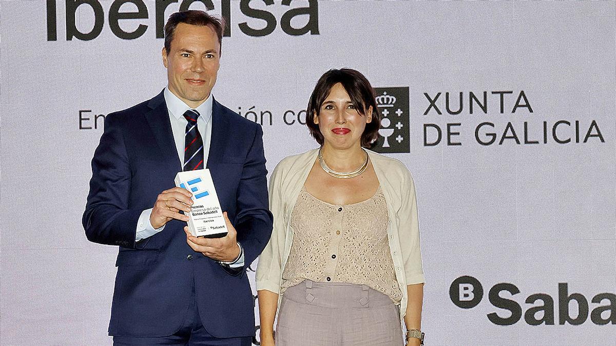 Ibercisa recibió el premia a la empresa más internacional. En la imagen, su presidente,Valente Paz-Andrade, y María Jesús Lorenzana, conselleira de Economía.