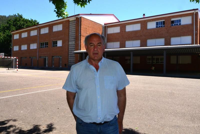 El director, ayer, delante del centro desde uno de los patios.