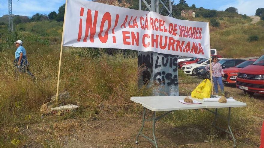 Recogen firmas en la Romería de San Isidro contra el centro de menores en Churriana