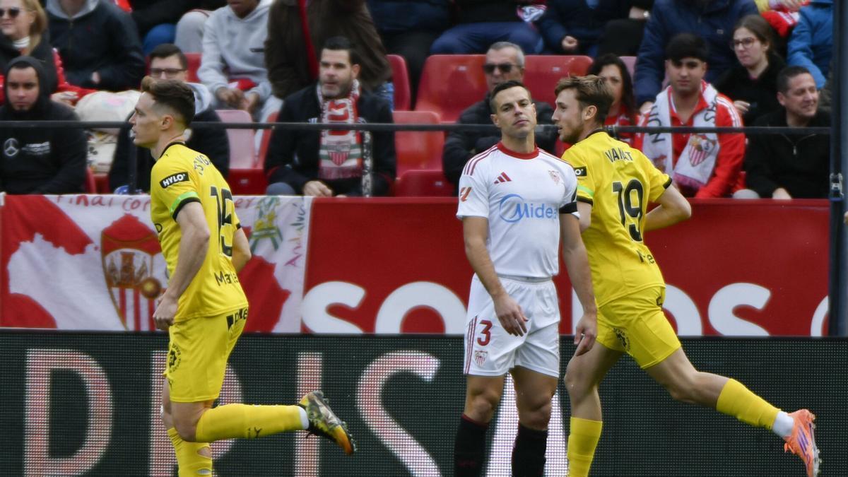 Los jugadores del Girona celebran el gol marcado por su compañero Thomas Lemar ante el Sevilla durante el partido de Liga que el Sevilla y el Girona disputan este domingo en el estadio Ramón Sánchez-Pizjuán