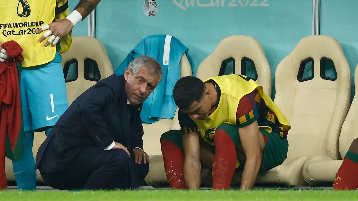 El seleccionador de Portugal, Fernando Santos, hablando con Cristiano Ronaldo en el banquillo