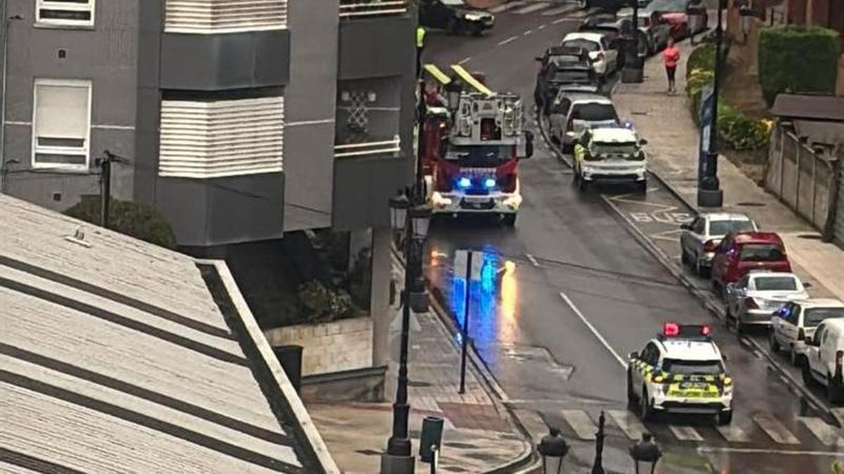 Los bomberos y la Policía Local bajo el edificio afectado por el rayo.