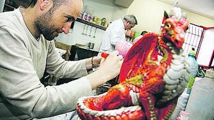 Un participante en el taller de elaboración de velas.