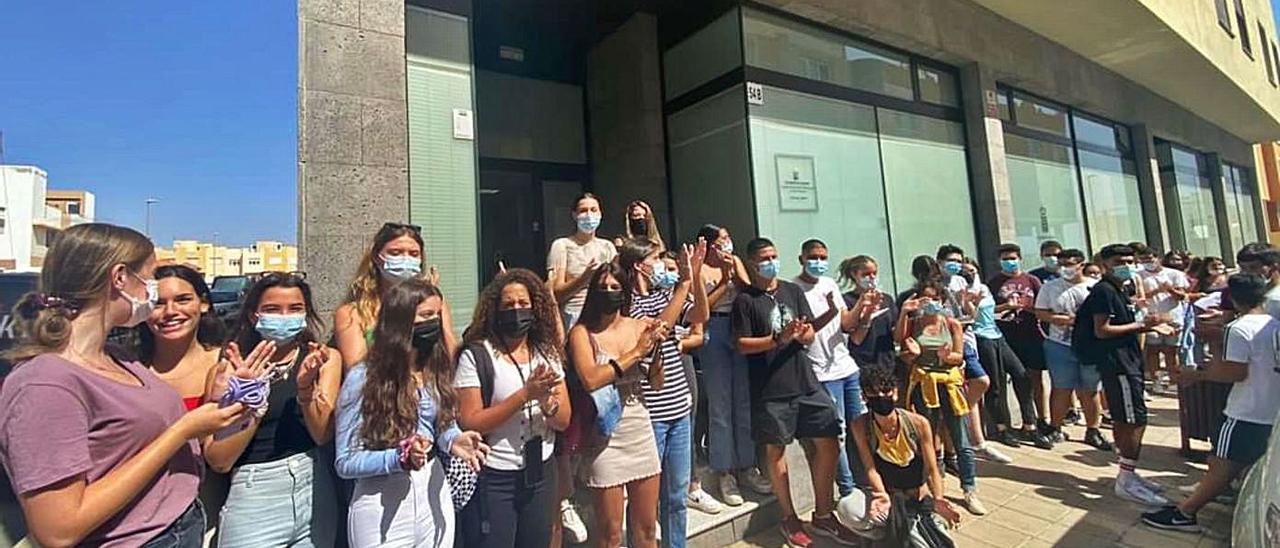 Los estudiantes protestan ante la Oficina Insular de Educación contra el cambio de horario académico. | | ONDA FUERTEVENTURA