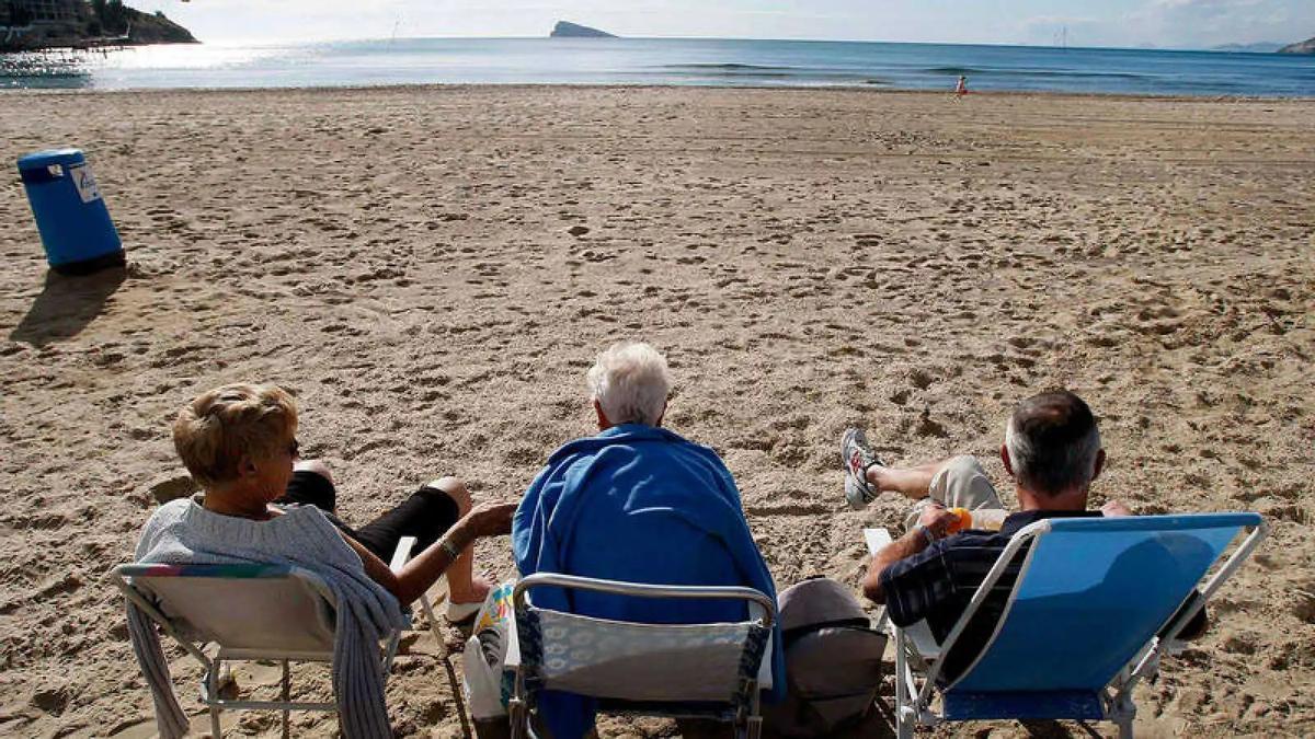 Turistas tomando el Sol en la costa mediterránea