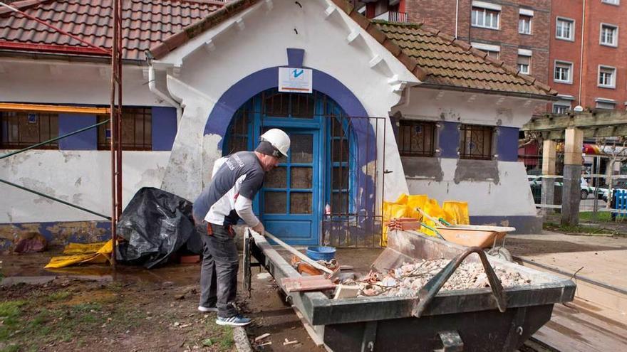 Un operario, junto al edificio de los antiguos aseos.