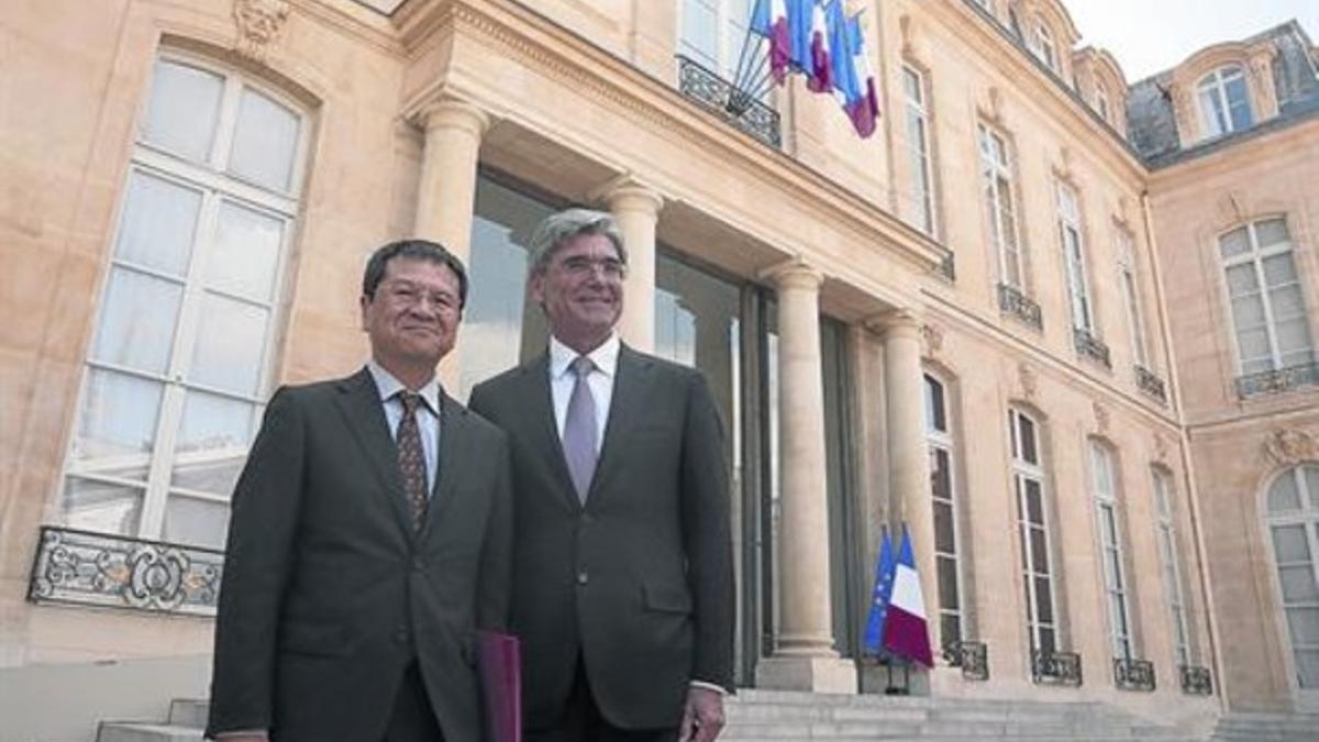 Yoshiyuki Hanasawa, de Mitsubishi, y Joe Kaeser, de Siemens AG, antes de ver a Hollande, ayer.