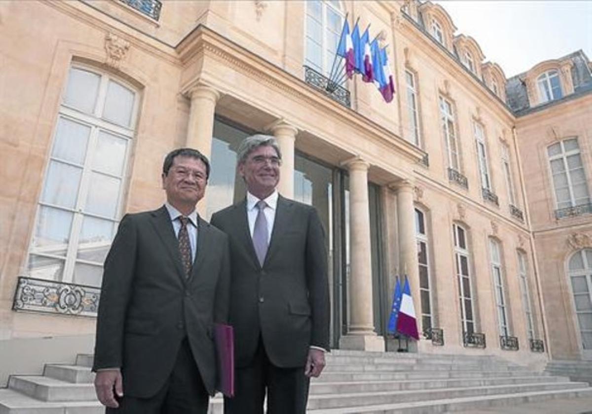 Yoshiyuki Hanasawa, de Mitsubishi, i Joe Kaeser, de Siemens AG, abans de veure Hollande, ahir.