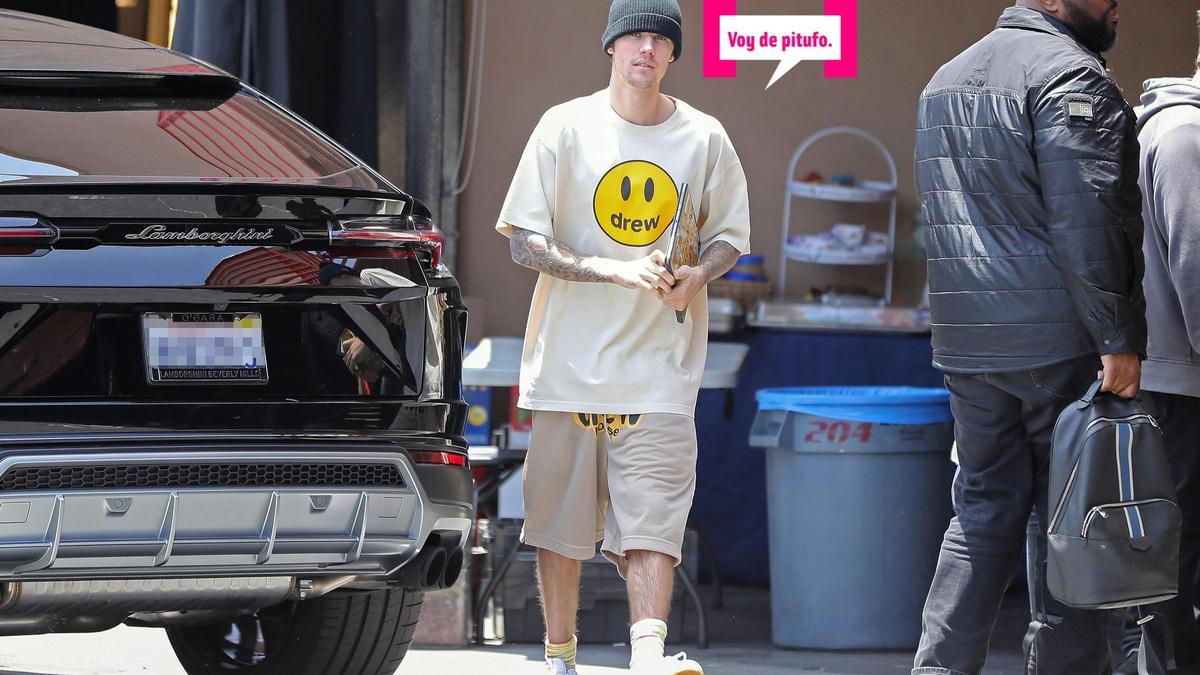 Justin Bieber con pintejas por la calle.