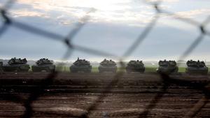 Tanques de batalla israelíes desplegados a lo largo de la frontera con la Franja de Gaza