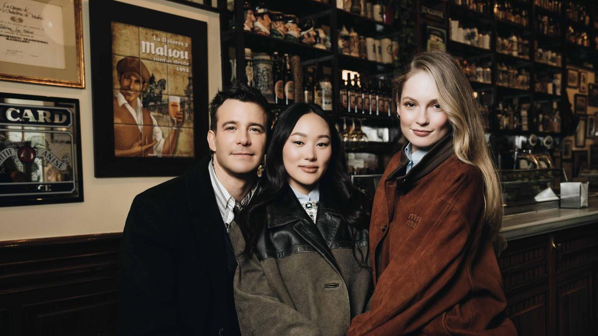 Luke Thompson (Benedict), Yerin Ha (Sophie) y Hannah Dodd (Francesca), fotografiados en la taberna La Dolores de Madrid
