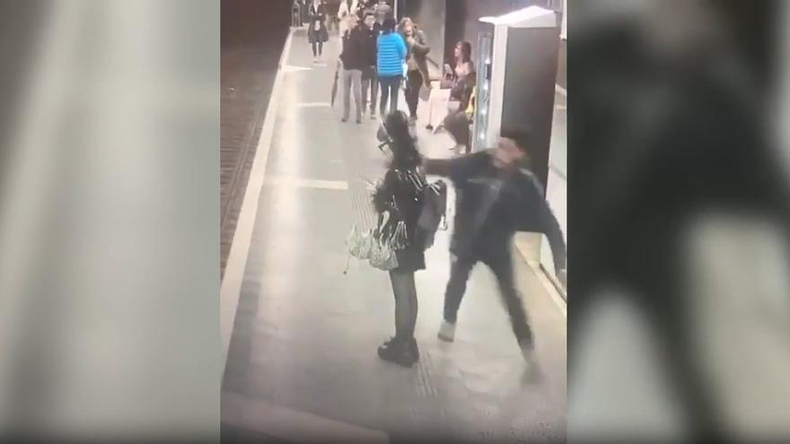 Los Mossos investigan la agresión de un hombre a seis mujeres en el metro de Barcelona.