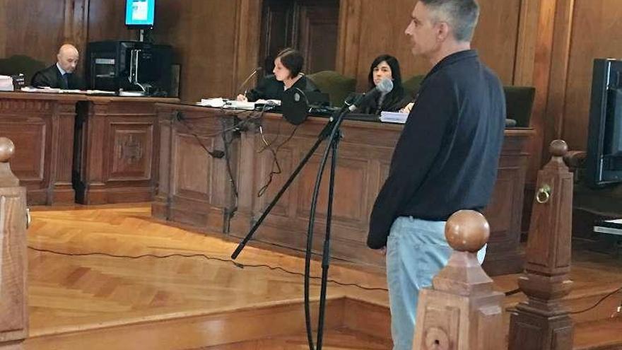 El acusado ayer durante el juicio en la Audiencia Provincial. // R. V.