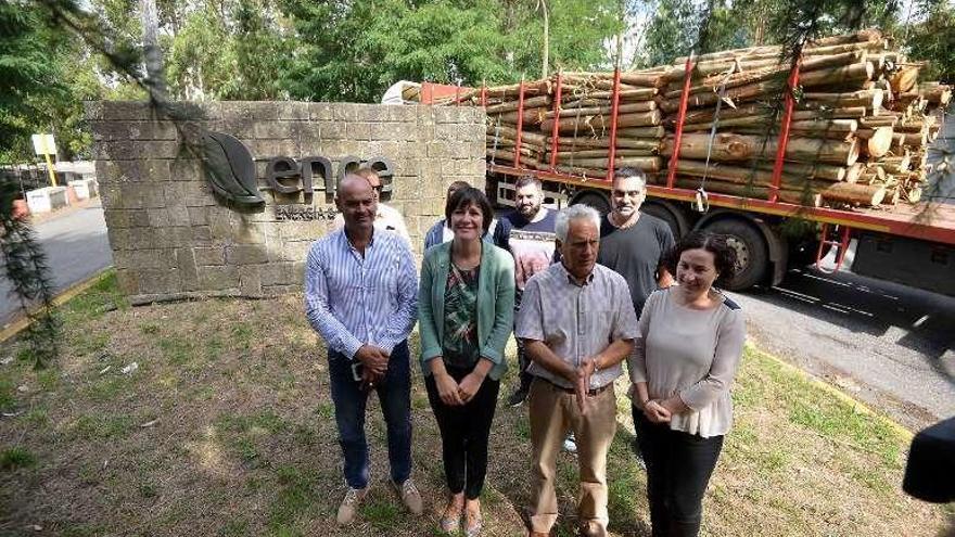 Pontón con otros representantes del BNG a las puertas de Ence. // G.S.