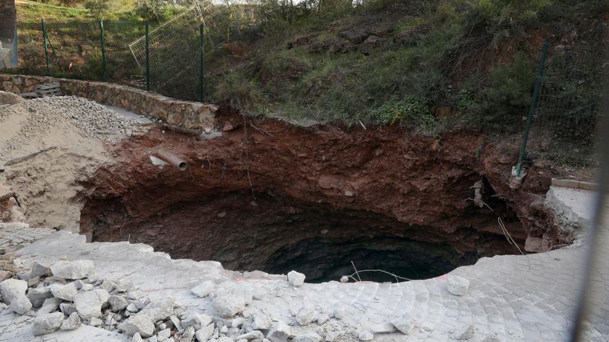 La rotura de una tubería abre un socavón de grandes dimensiones en Parque Clavero