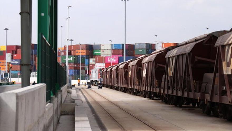 La via de FGC que va fins la terminal d&#039;ICL al Port de Barcelona amb contenidors