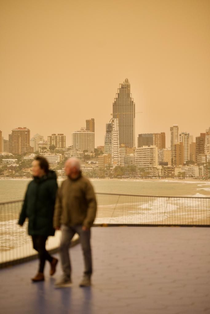El polvo sahariano tiñe de amarillo la provincia de Alicante