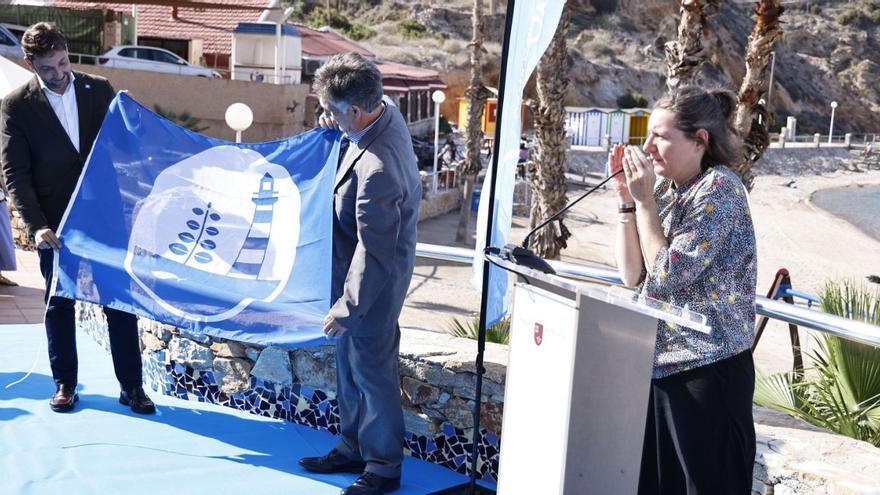 Las banderas azules ya ondean en las playas del municipio | IVÁN J. URQUÍZAR