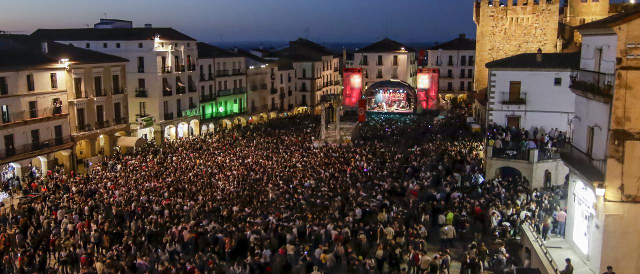 Womad, en la plaza Mayor de Cáceres. La imagen se repetirá este mes de mayo.